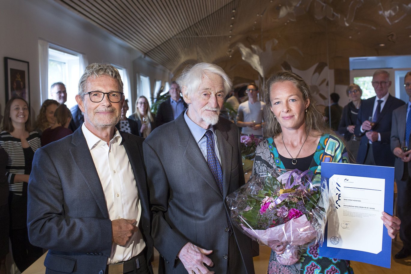 Trine Hyrup Mogensen hilste ved prisoverrækkelsen på nobelprismodtager Jens Chr. Skou, som har lagt navn til den nye talentpris. Foto: Lars Kruse/AU. Trine Hyrup Mogensen hilste ved prisoverrækkelsen på nobelprismodtager Jens Chr. Skou, som har lagt navn til den nye talentpris. Foto: Lars Kruse/AU.