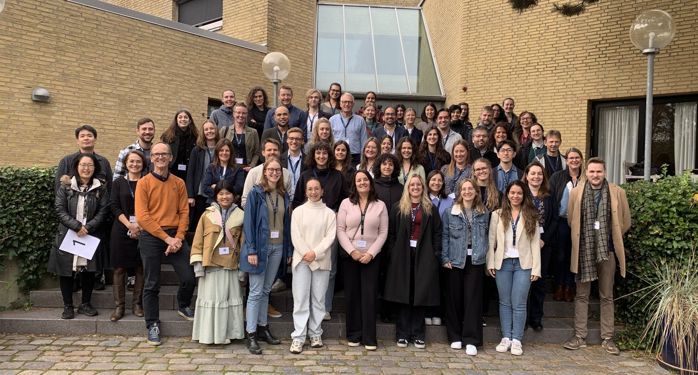 Group photo of all the participants at the Neuroscience Retreat 2024 outside Kysthotellet, Grenå Photo: Rikke Lindhard, DANDRITE