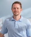 Portrait photo of Peter Stoustrup situated in the clinic