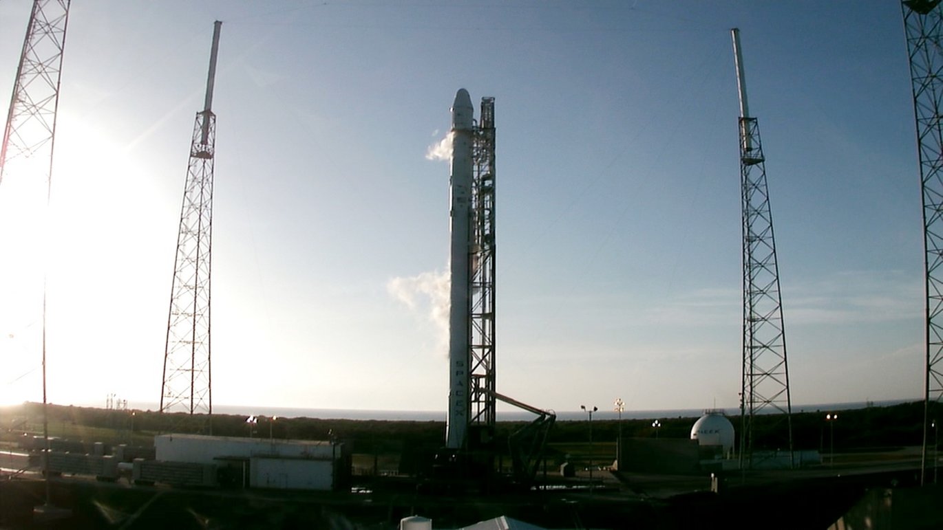 En Falcon 9 raket klar til affyring på Cape Canaveral Air Force Station. Raketten er magen til den, som skal bringe de danske celler til ISS. Fra opsendelse i juni 2015. Foto: NASA Falcon 9 raket på Cape Canaveral Air Force Station