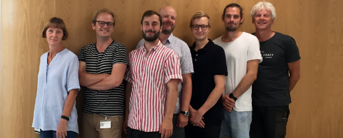 Forskere fra AU - med Jens Leipziger i spidsen - har udviklet en urintest, som skal give svar på effekten af nye lægemidler til patienter med cystisk fibrose. Fra venstre til højre: Karen Skødt Sørensen, Samuel Levi Svendsen, Peder Berg, Mads V. Sør