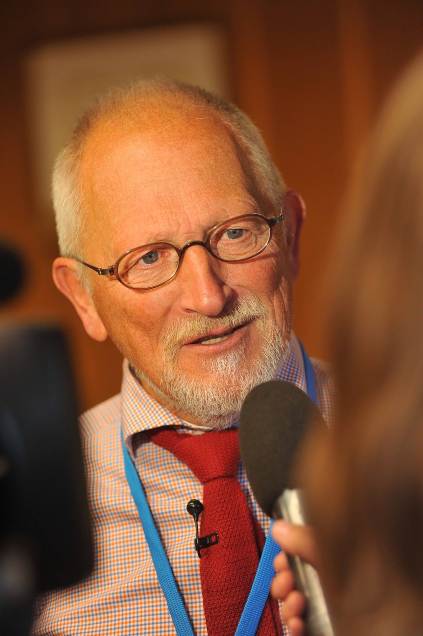 Ole Fejerskov er professor og tidligere rektor for Aarhus Tandlægehøjskole. Han har været rektor for Forskerakademiet og sad som direktør for Danmarks Grundforskningsfond i årene 1999-2006. Ole Fejerskov er professor og tidligere rektor for Aarhus Tandlægehøjskole. Han har været rektor for Forskerakademiet og sad som direktør for Danmarks Grundforskningsfond i årene 1999-2006.