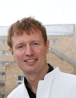 Simon Glerup (på billedet) har sammen med Camilla Gustafsen og Peder Madsen stiftet Draupnir Bio, som har modtaget 2,5 mio. kr. fra Novo Nordisk Fonden. Bevillingen skal bruges til at udvikle innovativ kolesterolsænkende medicin. Simon Glerup (på billedet) har sammen med Camilla Gustafsen og Peder Madsen stiftet Draupnir Bio, som har modtaget 2,5 mio. kr. fra Novo Nordisk Fonden. Bevillingen skal bruges til at udvikle innovativ kolesterolsænkende medicin.